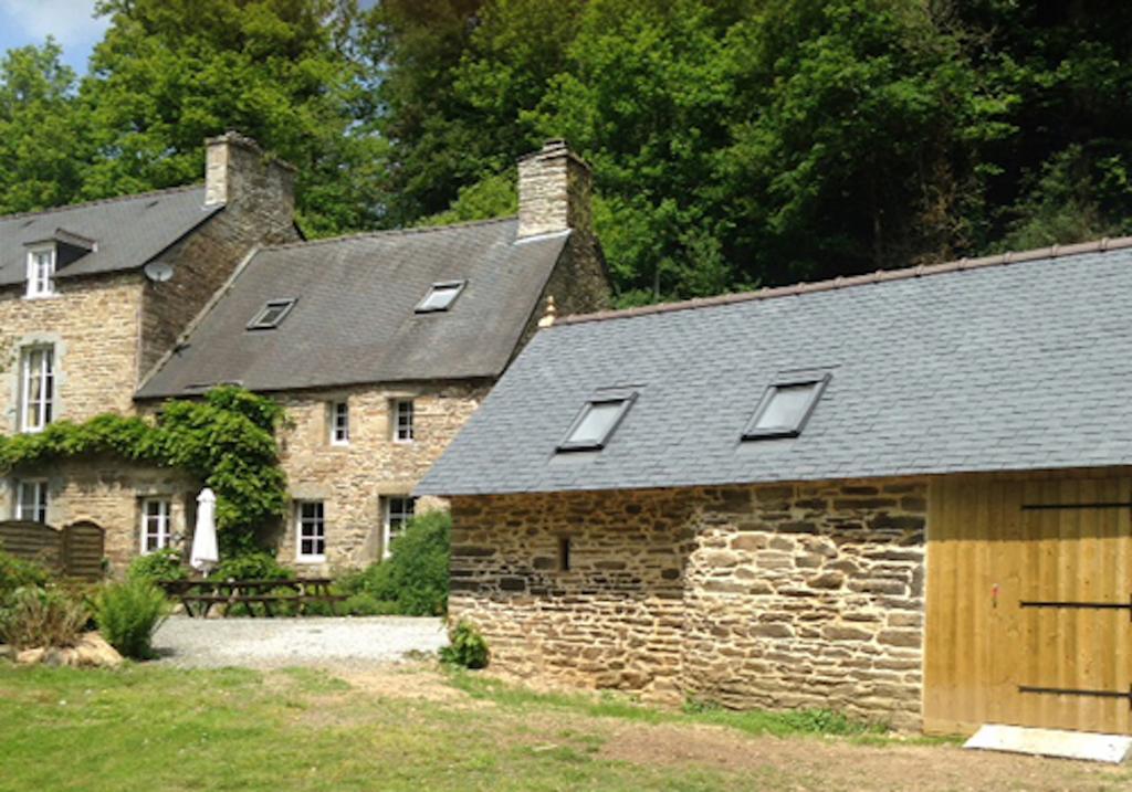 Hôtel Le Moulin De La Touche à Plouguenast Extérieur photo