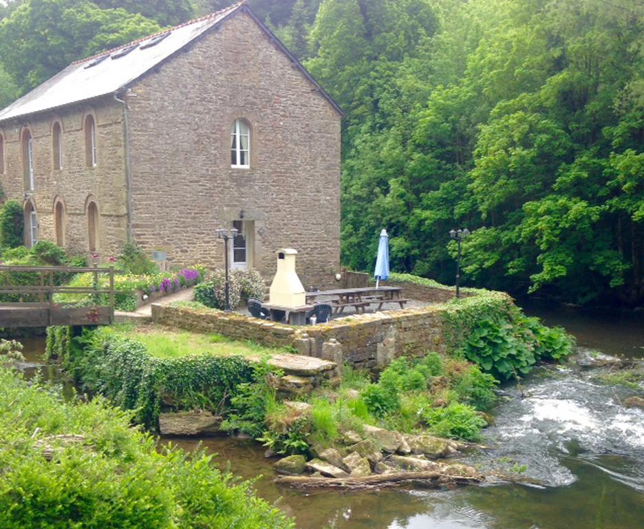 Hôtel Le Moulin De La Touche à Plouguenast Extérieur photo