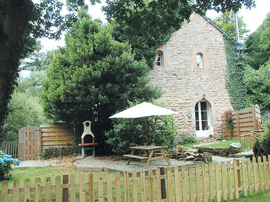 Hôtel Le Moulin De La Touche à Plouguenast Extérieur photo