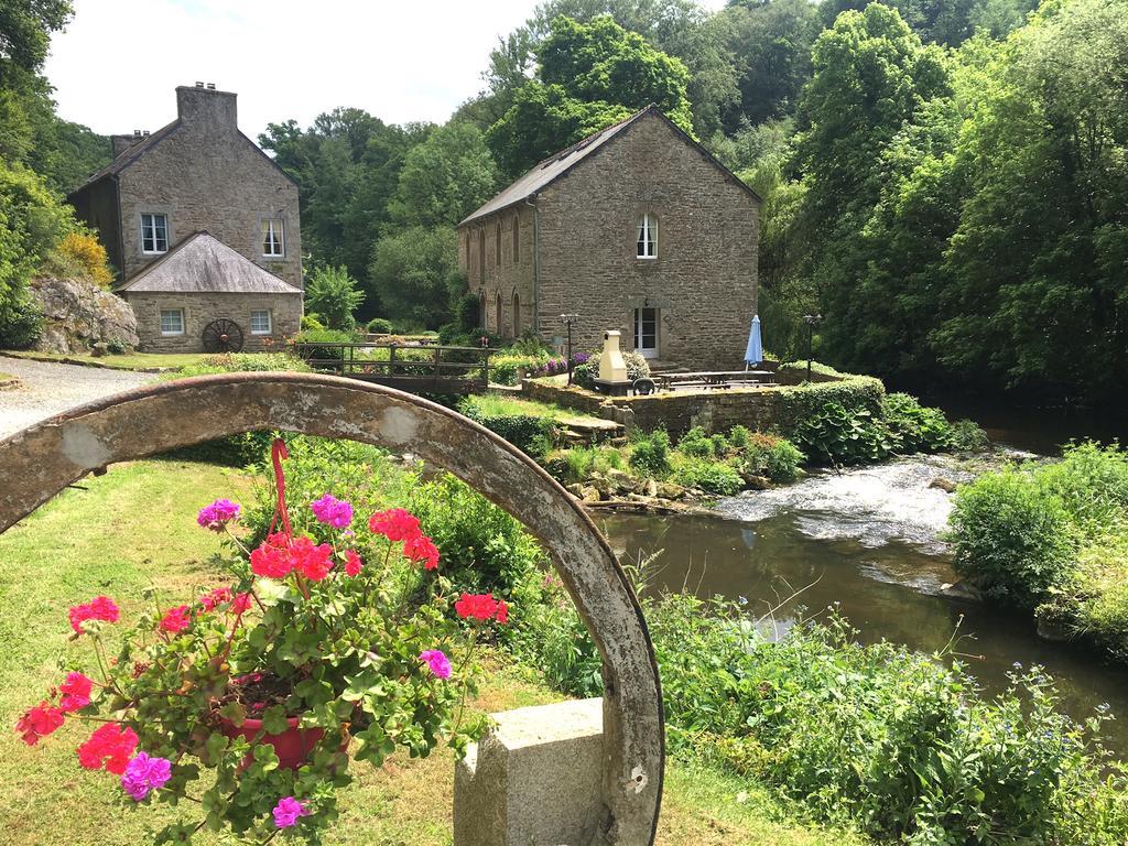 Hôtel Le Moulin De La Touche à Plouguenast Extérieur photo