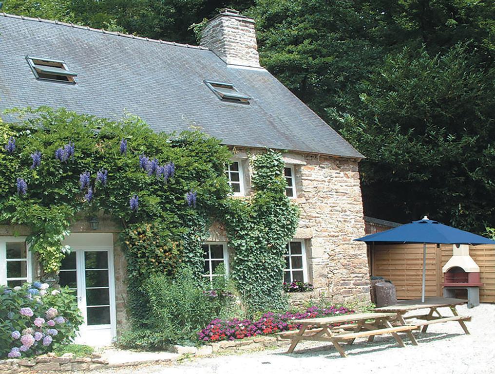 Hôtel Le Moulin De La Touche à Plouguenast Extérieur photo