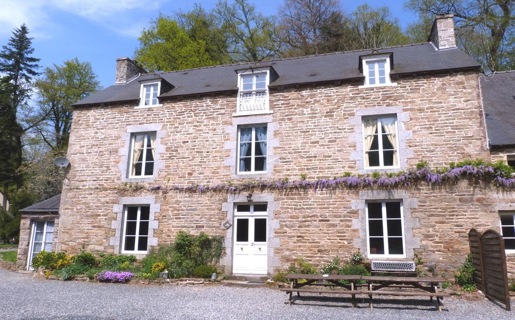 Hôtel Le Moulin De La Touche à Plouguenast Extérieur photo